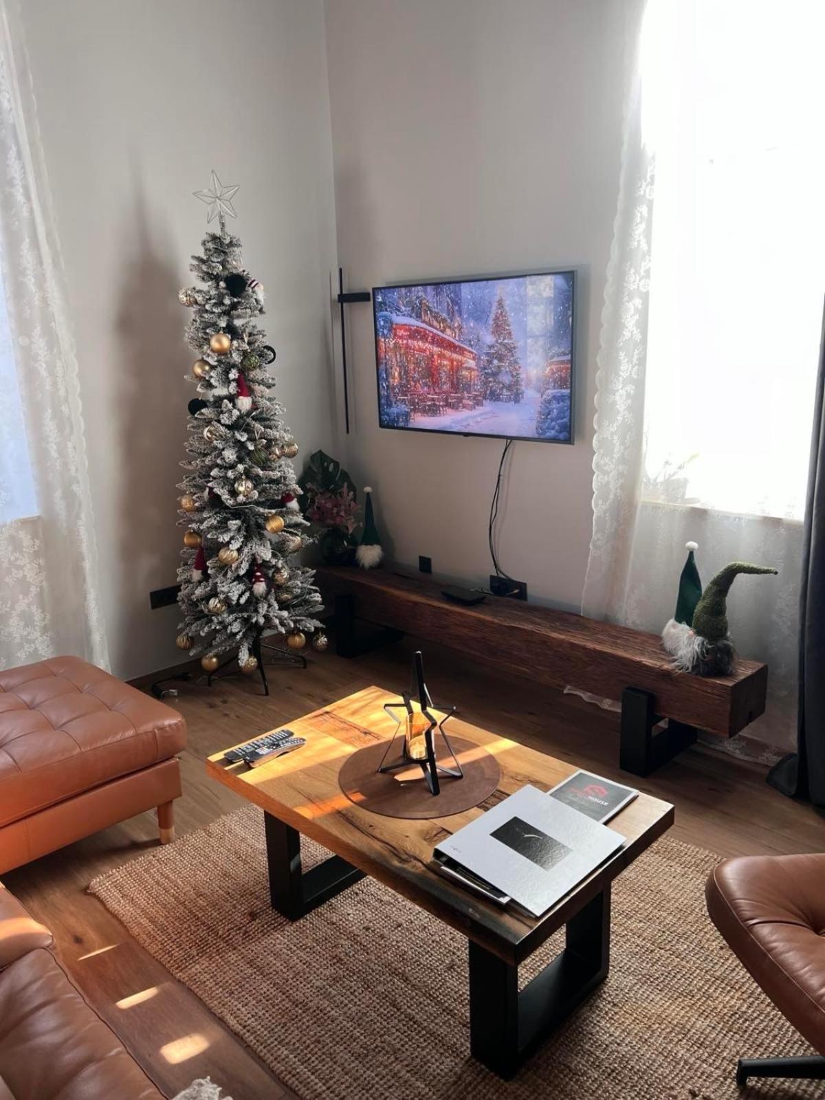 Saturn Apartment *